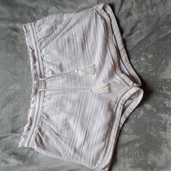 Maurices white crocheted pull on shorts - Picture 1 of 5